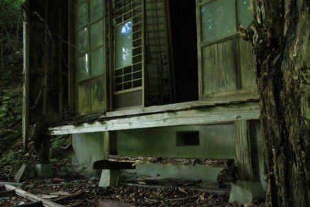 「縁側があった家」　（　秩父鉱山 住人の居た証し）